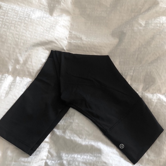 Lululemon Black Wunder Under Crop Size 4 - Picture 6 of 6